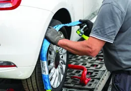 Монтаж на колан CarFix — поставяне върху гумата